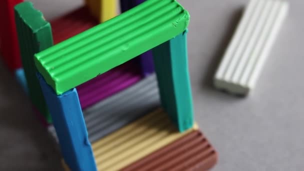 Enfant Jouant Plasticine Colorée Sur Table Gros Plan — Video