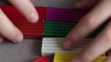 Çocuklar plastikle oynuyorlar, düz yatıyorlar.