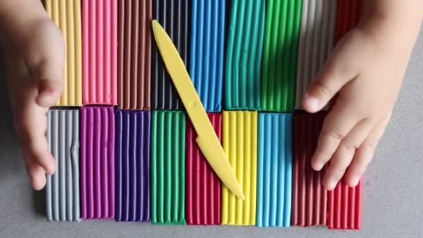 Niño Jugando Plastilina Colorida Mesa Cerca — Vídeo de stock