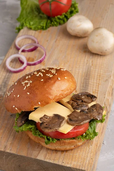 Organiczny Hamburger Pomidorem Liśćmi Sałatki Cebulą Koncepcja Dostaw Żywności — Zdjęcie stockowe