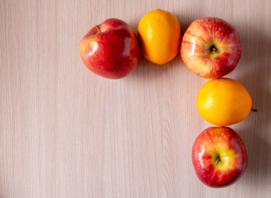 Çerçevede üç elma ve iki limon. Düz konum, kopyalama alanı. Taze Hasat