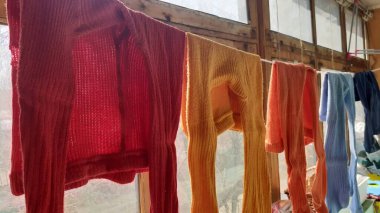 Yıkandıktan sonra çok yönlü renkli çocuklar. Balkon arka planı