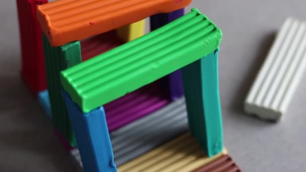 Criança Jogando Plasticina Colorida Mesa Close — Vídeo de Stock