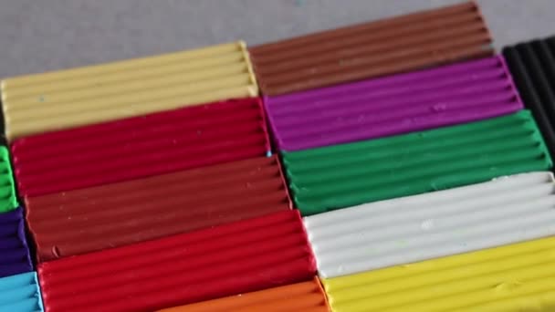 Enfant Jouant Plasticine Colorée Sur Table Gros Plan — Video