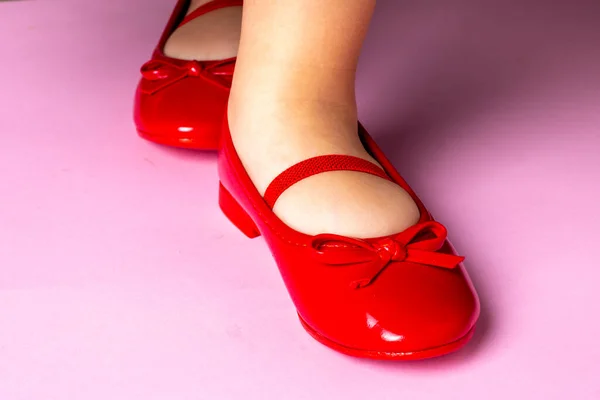 Парень Красной Обуви Фиолетовом Фоне — стоковое фото