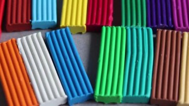  Masanın üzerinde renkli plastikler var, kapatın.