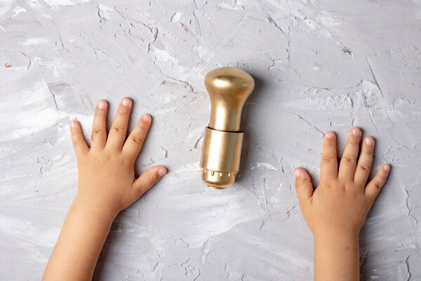 Руки с золотой лампочкой. Экономия денег, вид сверху
