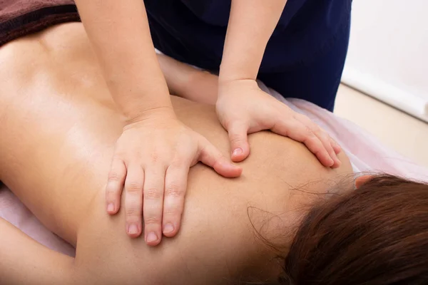 Vrouw Krijgen Professionele Mes Massage Twee Handen Aanraken Naakt Lichaam — Stockfoto