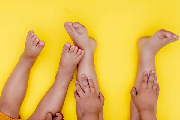 Gambe Con Piedi Nudi Sfondo Giallo Vista Dall Alto Piatta — Foto Stock