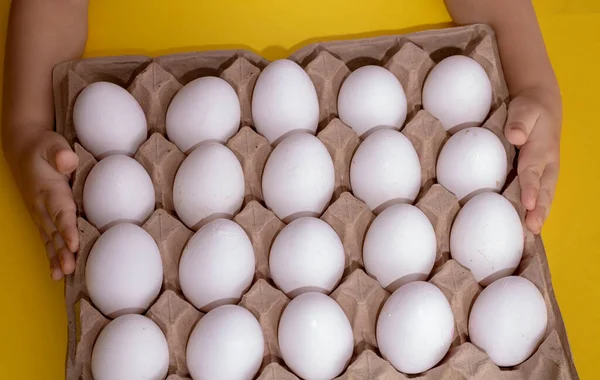 Gesundes Essen Essen Von Oben Kinderhände Mit Weißen Eiern — Stockfoto