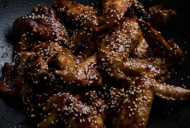 Teriyaki soslu kızarmış tavuk, yassı yemek.