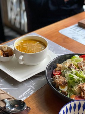 Sebze salatalı balkabağı kremalı çorba, dikey. Yumuşak odak