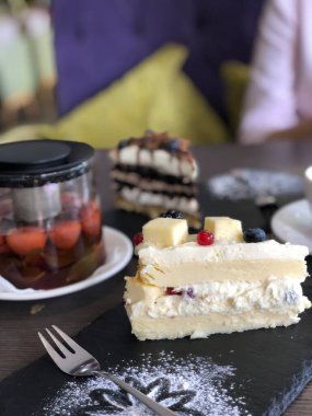 Masada kek ve meyve çayı.