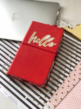 Laptop ve kırmızı defter. Merhaba, kopyalama alanı. Düz yatıyordu