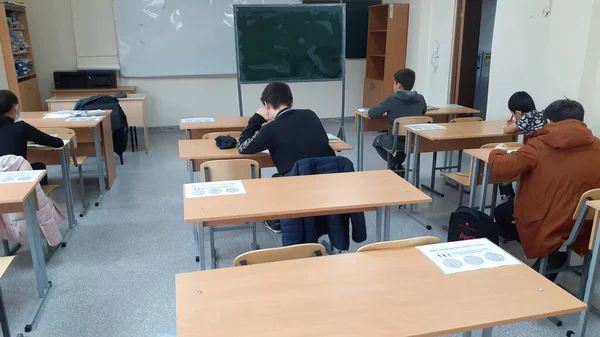 Alunos Aula Tendo Máscara Facial Fazendo Lição — Fotografia de Stock