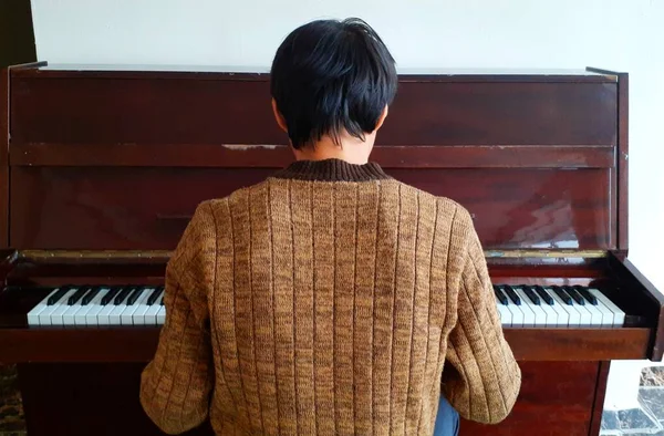 Школьный Учитель Играет Пианино — стоковое фото
