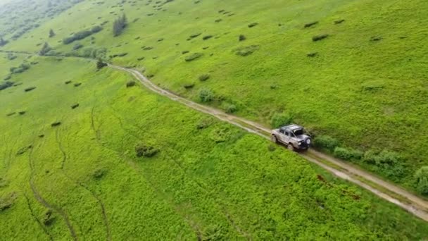 Zwarte Suv Rijdt Een Bergachtig Terrein Een Onverharde Weg Luchtzicht — Stockvideo