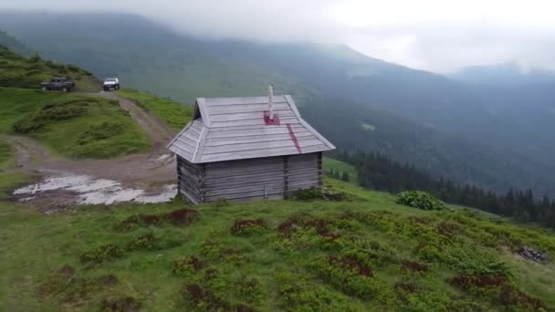 Dom Górach Kilka Suv Jedzie Górską Drogą Wzdłuż Polnej Drogi — Wideo stockowe