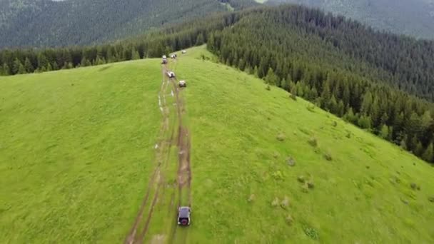 Kilka Suv Jedzie Górską Drogą Wzdłuż Polnej Drogi Widok Lotu — Wideo stockowe