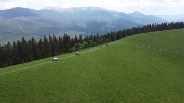 Kilka Suv Jedzie Górską Drogą Wzdłuż Polnej Drogi Widok Lotu — Wideo stockowe