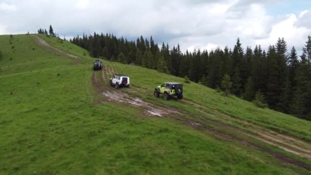 几辆越野车沿着一条土路沿着山路行驶 空中景观 — 图库视频影像