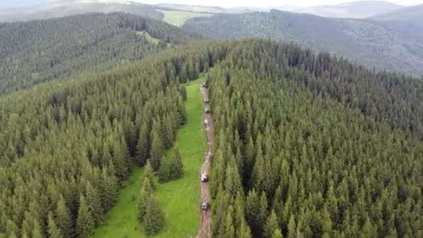 Flera Stadsjeepar Kör Längs Bergsväg Längs Grusväg Flygbild — Stockvideo