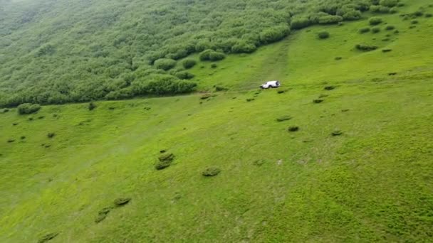 白色越野车在土路上的山地上行驶 空中景观 — 图库视频影像