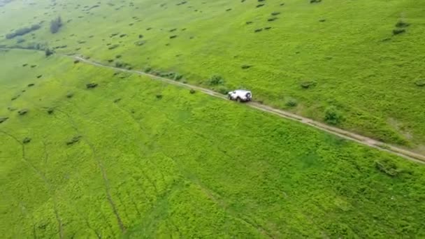 Bílé Suv Jezdí Hornatém Terénu Polní Cestě Letecký Pohled — Stock video