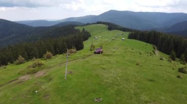 Birkaç SUV toprak bir yol boyunca bir dağ yolu boyunca gidiyor. Hava görünümü.