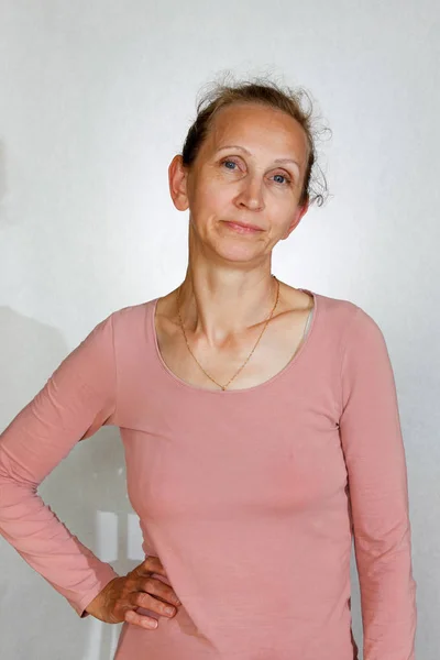 Portret Van Een Vrouw Een Roze Blouse Een Lichte Achtergrond — Stockfoto