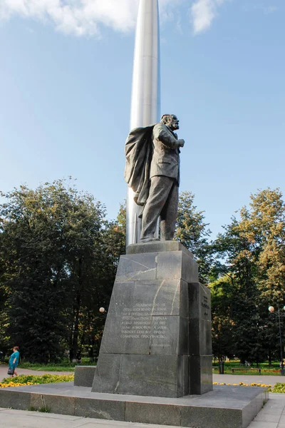 Памятник Циолковскому К. Е. в Калуге — стоковое фото