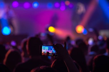 İnsanları canlı konser izlemek