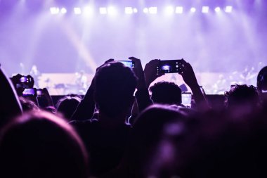 İnsanları canlı konser izlemek