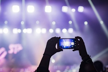 İnsanları canlı konser izlemek