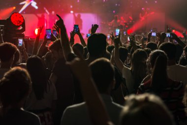 İnsanları canlı konser izlemek