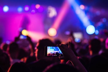 İnsanları canlı konser izlemek