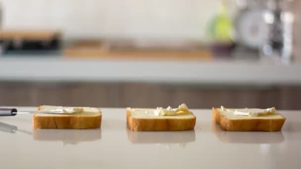时光流逝早餐准备与面包黄油和果酱 — 图库视频影像