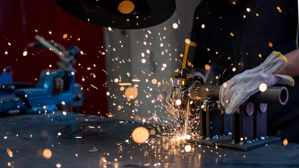 Trabajador Trabajo Con Amoladora Una Industria Metalúrgica — Foto de Stock