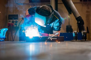 Kaynakçı işçi iş başında-metal işleme-Şirket