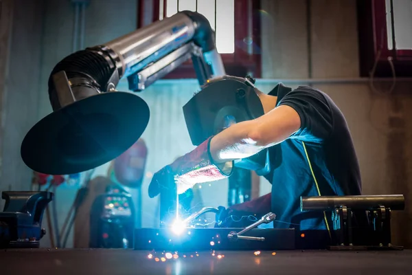 Trabalhador Soldador Trabalho Numa Empresa Metalúrgica — Fotografia de Stock