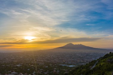 Napoli ve onun Vesuvius birisi ise genel bakış paraşütler
