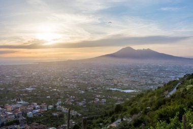 Napoli ve onun Vesuvius birisi ise genel bakış paraşütler