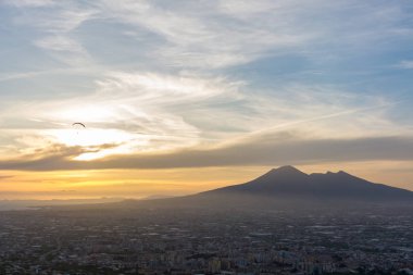 Napoli ve onun Vesuvius birisi ise genel bakış paraşütler