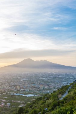 Napoli ve onun Vesuvius birisi ise genel bakış paraşütler