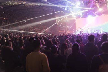 Eller dans ve having fun canlı müzik konser insanlar gökyüzü