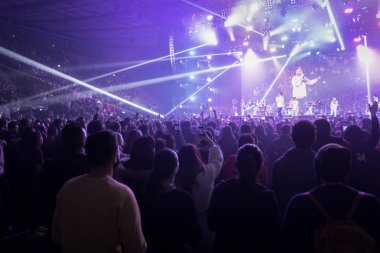 Eller dans ve having fun canlı müzik konser insanlar gökyüzü