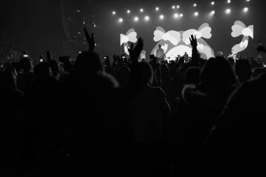Eller dans ve having fun canlı müzik konser insanlar gökyüzü