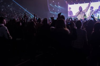 Eller dans ve having fun canlı müzik konser insanlar gökyüzü