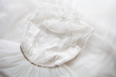 Beyaz gelinlik aksesuarları ile 