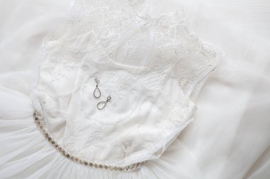 Beyaz gelinlik aksesuarları ile 
